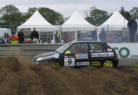 Sådan sikrer man sig et billede af bilen! Her parkerer Poul Dalgas sin Saxo foran fotografen.